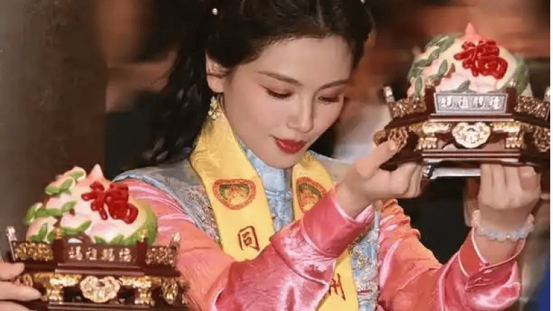 **翻译** The Chinese actress who plays Mazu paid tribute to Mazu at a ceremonial event.