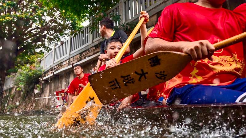 **翻译** During the Dragon Boat Festival, Chinese people hold dragon boat races.