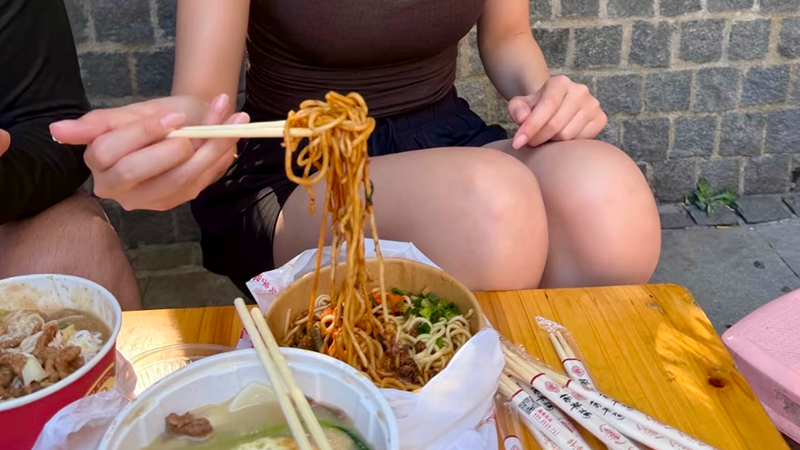 The world's most beautiful woman, Kuang Lingling, is eating hot dry noodles in Wuhan.