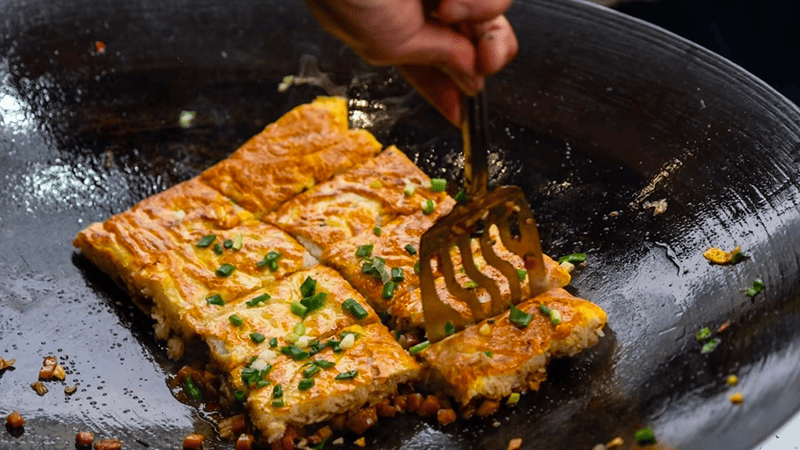 Wuhan's famous breakfast snacks are sizzling with aroma in the pot.