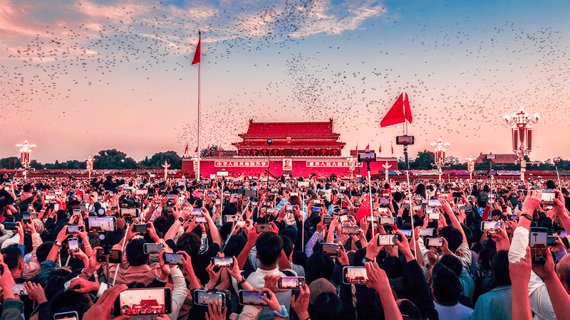 During China's National Day holiday, Beijing's Tian‘anmen Squares are crowded with people watching the flag-raising ceremony.