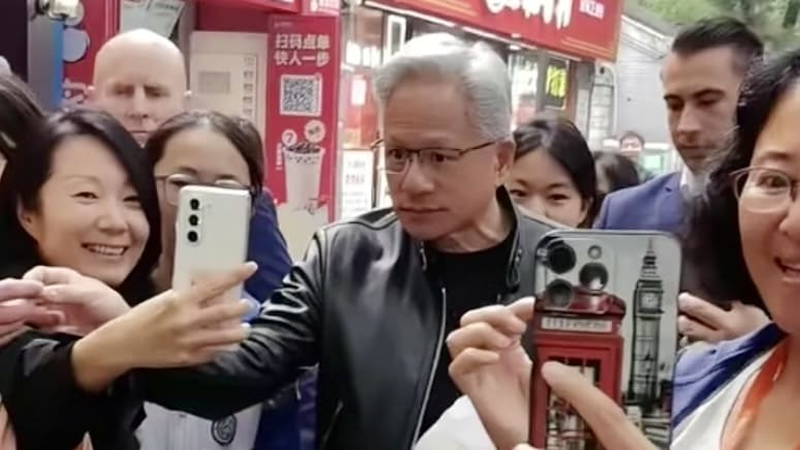 Jensen Huang takes selfies with Beijing residents on the streets of Beijing.