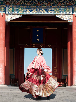 Hanfu Experience in Beijing: Hand Crafts, Outfit Rental & Hutong Walk