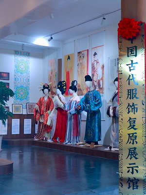 Hanfu Experience in Beijing: Hand Crafts, Outfit Rental & Hutong Walk
