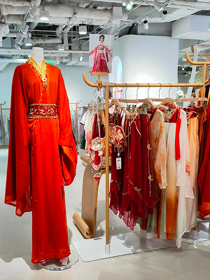 Hanfu Experience in Beijing: Hand Crafts, Outfit Rental & Hutong Walk
