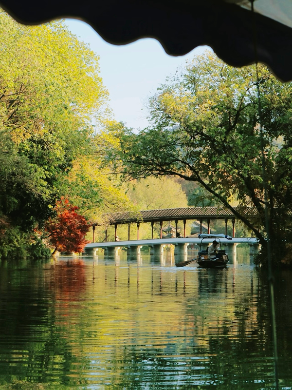 Experience the Leisurely Afternoon of Ancient Chinese Nobles at West Lake