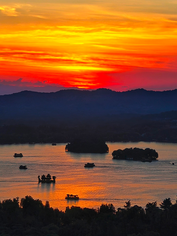 A Mystical Night Walk in Hangzhou: Wushan Bar & Night Market Experience