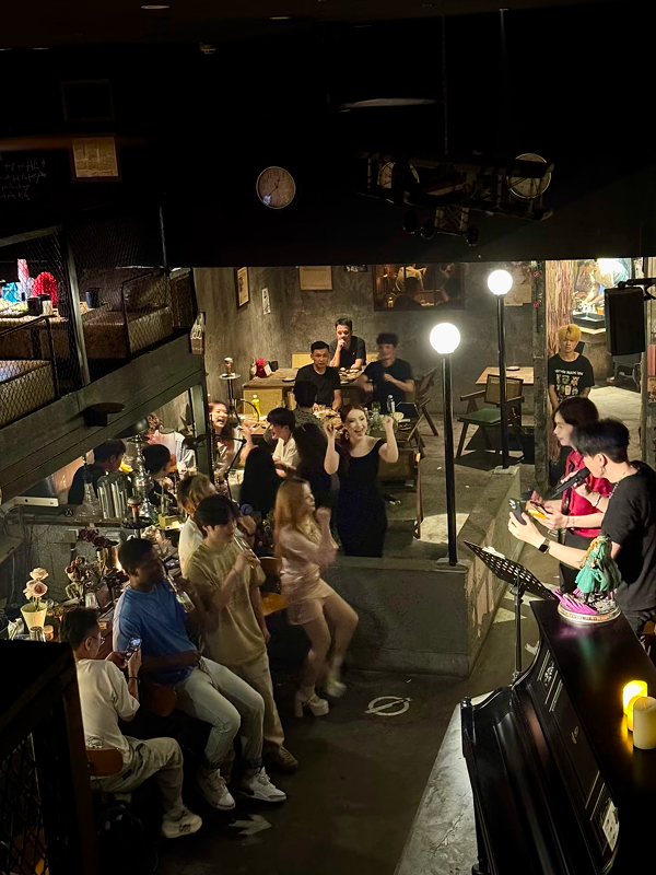 A Mystical Night Walk in Hangzhou: Wushan Bar & Night Market Experience