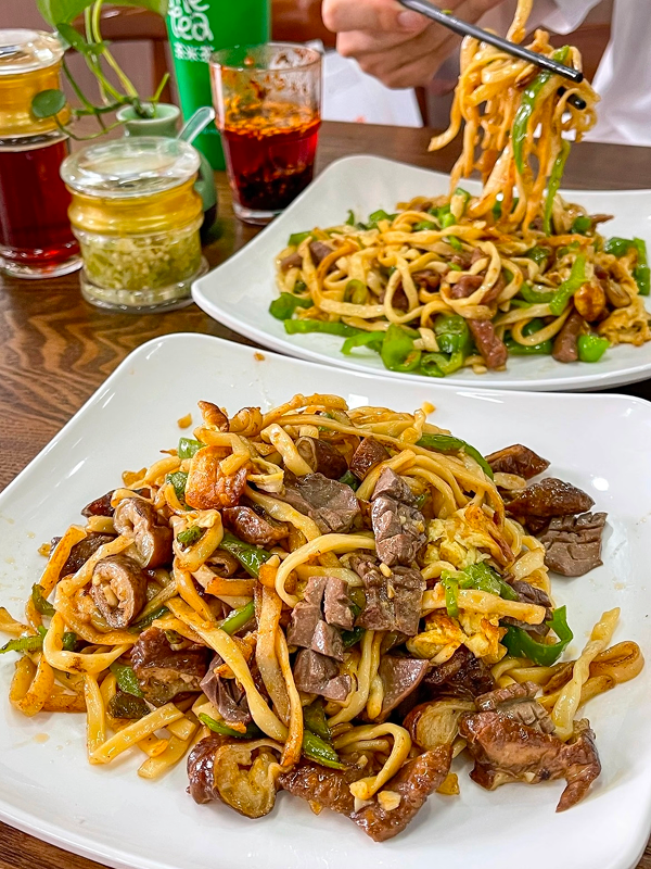 Stir-fried Hangzhou noodles with vegetables and meat served at a local morning eatery