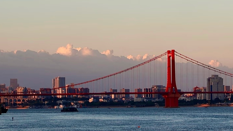 The Wuhan Yangtze River Bridge in China and the Golden Gate Bridge in San Francisco are very similar.