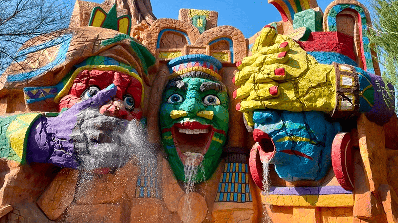 An interesting giant face fountain in Beijing Happy Valley. 