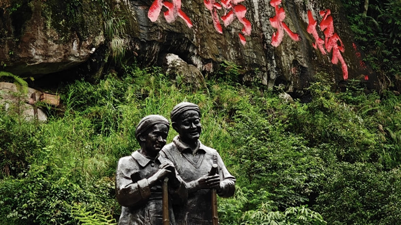 The sculpture at the foot of the Chongqing Love Ladder