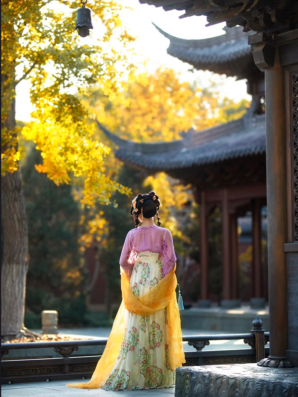 Hanfu Experience in Hangzhou: Hand Crafts, Outfit Rental & Hutong Walk