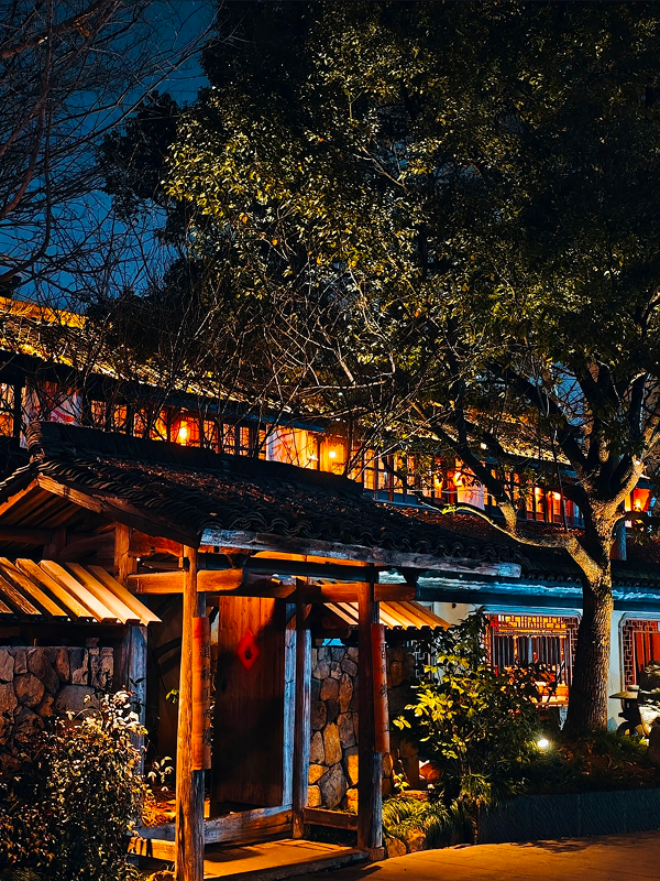 A Mystical Night Walk in Hangzhou: Wushan Bar & Night Market Experience