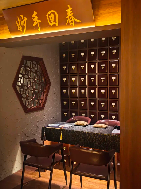 Authentic Shanghai Nightlife Experience: Secret Bars & Traditional Chinese Divination