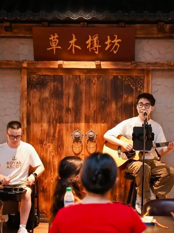 Authentic Shanghai Nightlife Experience: Secret Bars & Traditional Chinese Divination