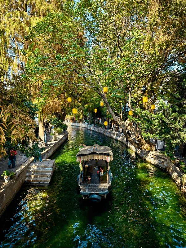 Zhujiajiao Blessing Experience: Temple Rituals, Paper Cutting & Jade Name Carving